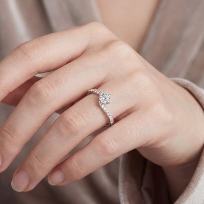 годежен пръстен с диамант на ръка kirkorian diamonds