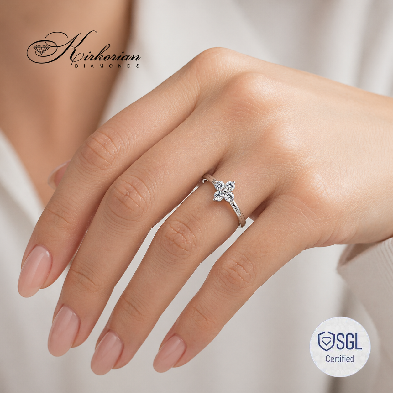 Луксозен пръстен с диаманти върху ръка от Kirkorian Diamonds LR3547