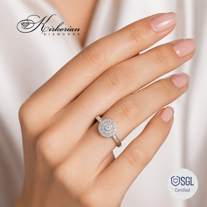 Луксозен дамски пръстен с диаманти върху ръка Kirkorian Diamonds LR3573
