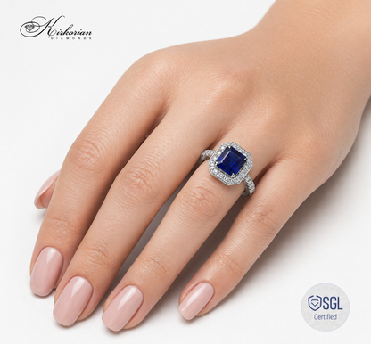 Луксозен sapphire ring върху ръка Kirkorian Diamonds