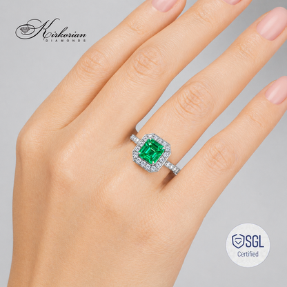 Луксозен emerald ring върху ръка Kirkorian Diamonds