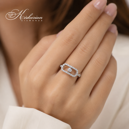 Модерен годежен пръстен с диаманти 0.25 ct върху ръката на модел