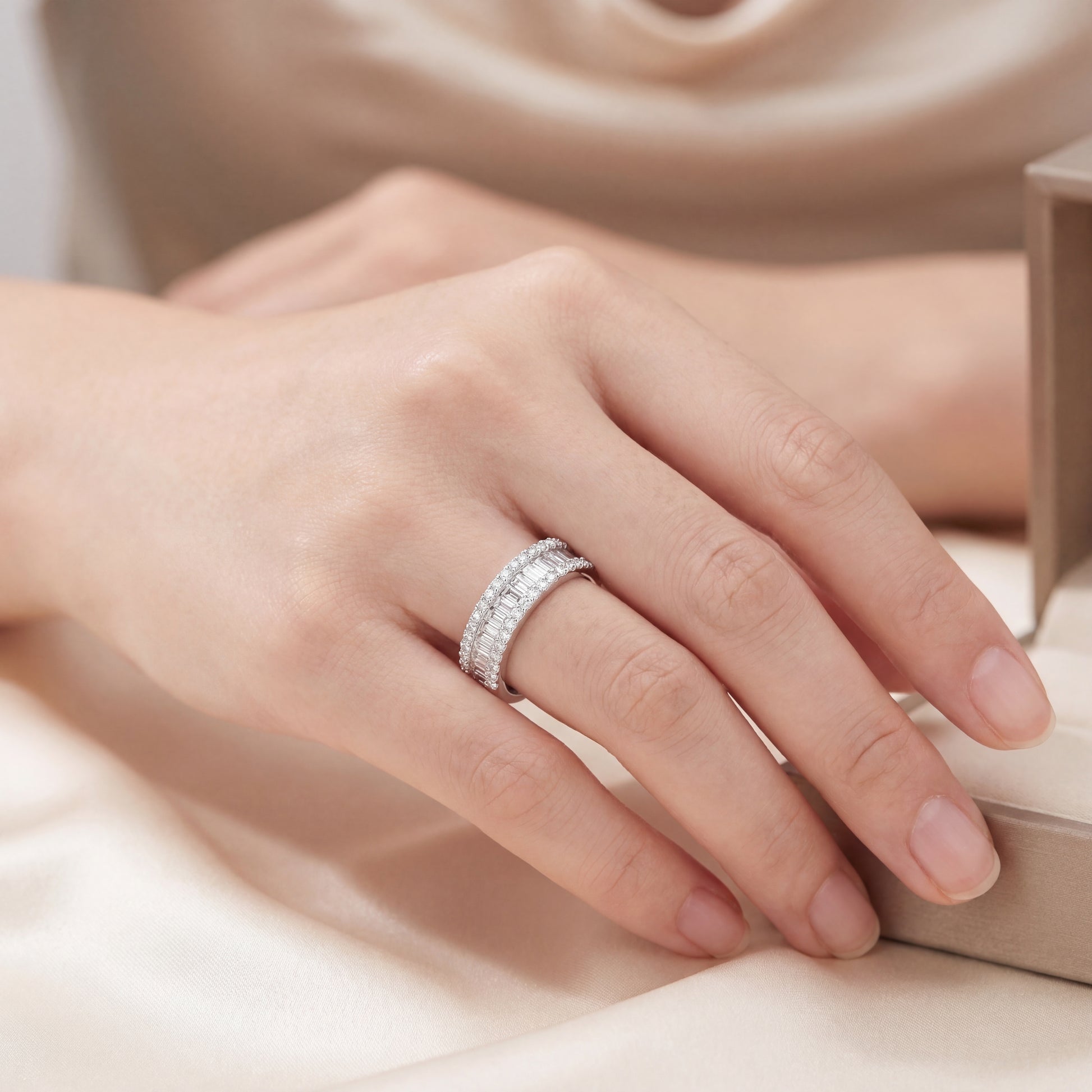 диамантена халка на ръка бяло злато 14к