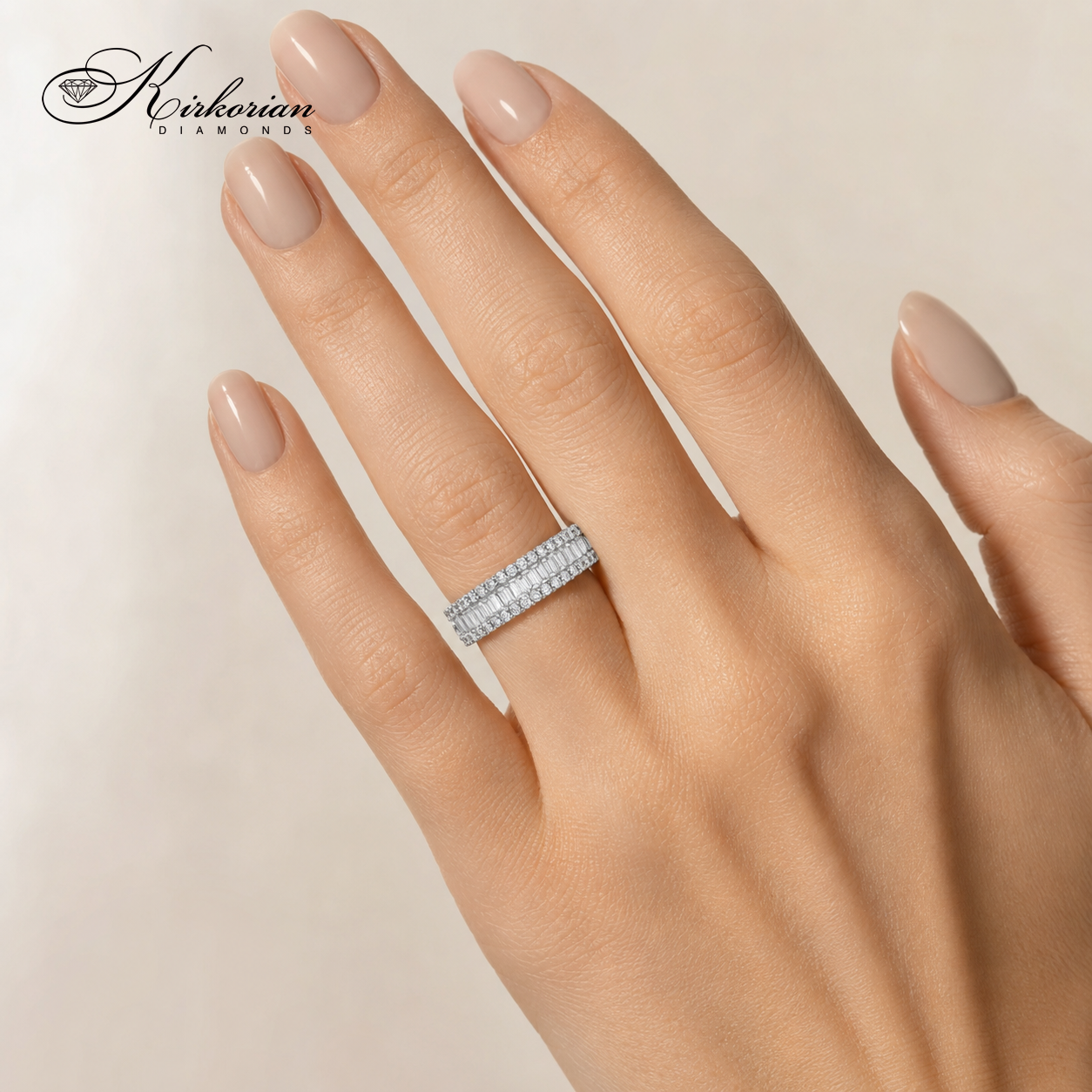 Диамантена халка с багетни диаманти 0.66 ct върху ръката на модел
