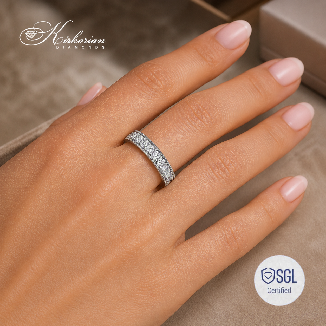 Луксозна диамантена халка върху ръка с естествени диаманти 0.47 ct