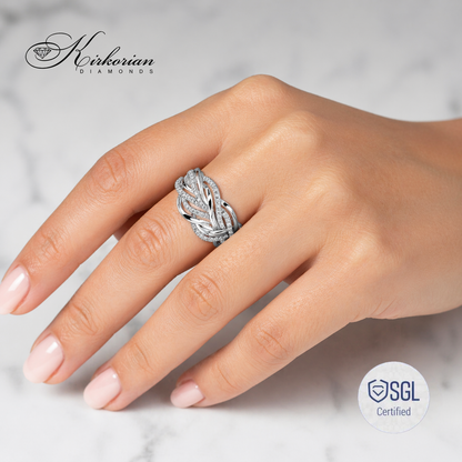 Елегантен пръстен с диаманти върху ръка