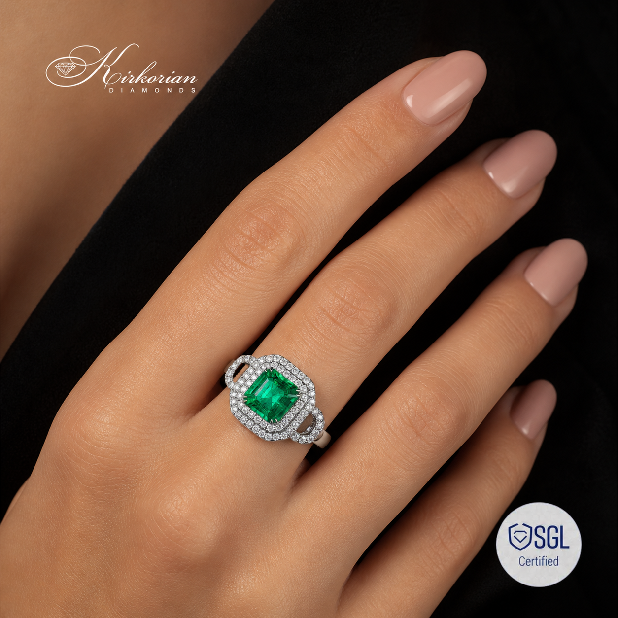 Луксозен пръстен със смарагд върху ръка Kirkorian Diamonds