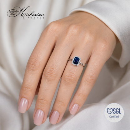 Луксозен пръстен със сапфир върху ръка Kirkorian Diamonds