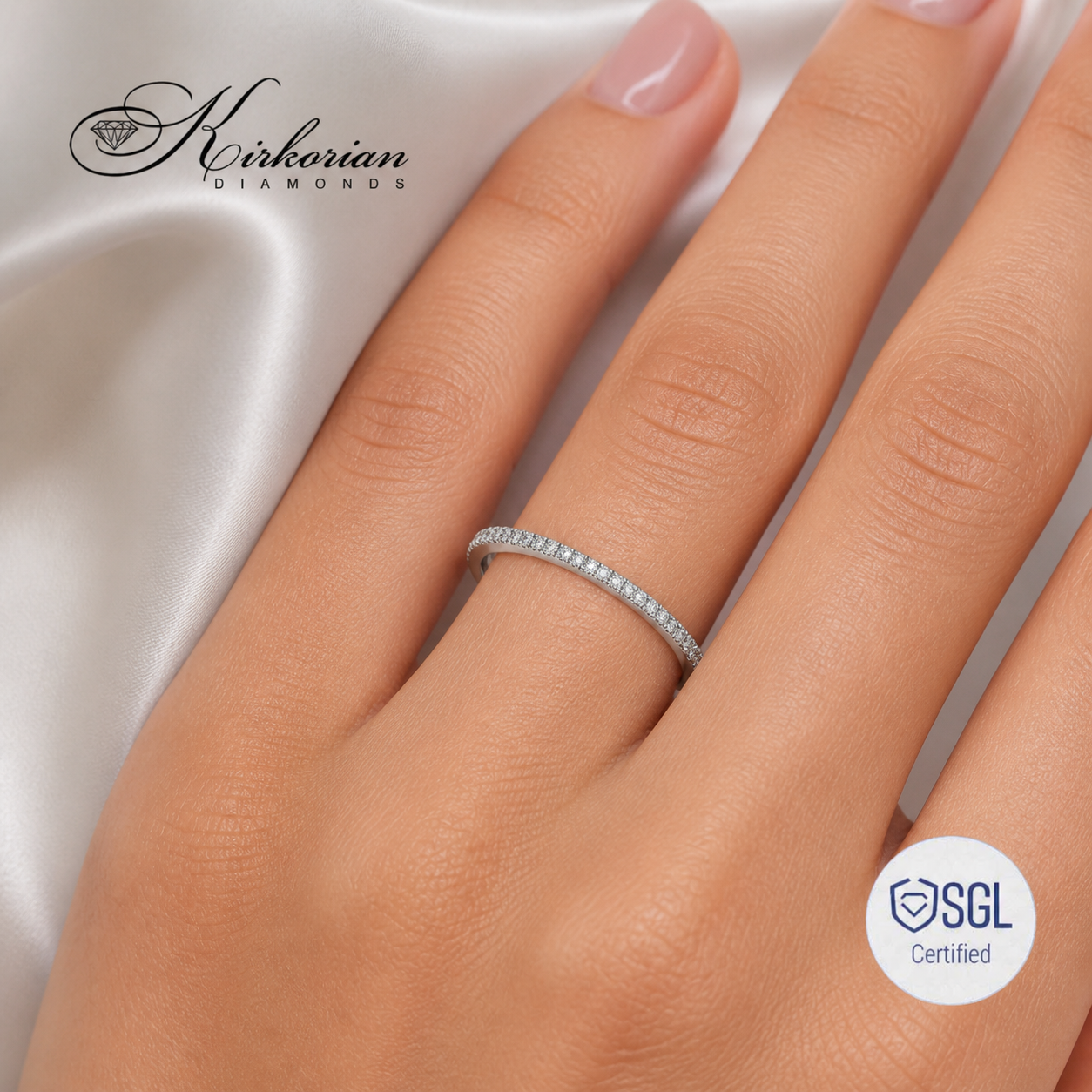 Брачна халка с естествени диаманти върху ръка модел LR5580 KIRKORIAN DIAMONDS