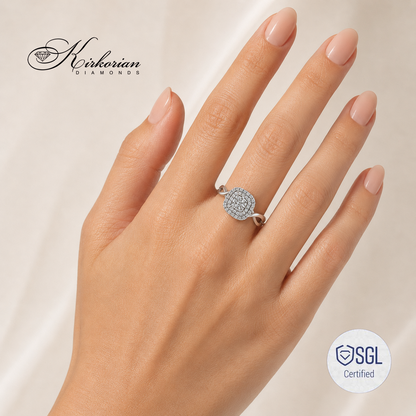 Годежен пръстен с естествени диаманти 0.31 ct върху ръката на модел
