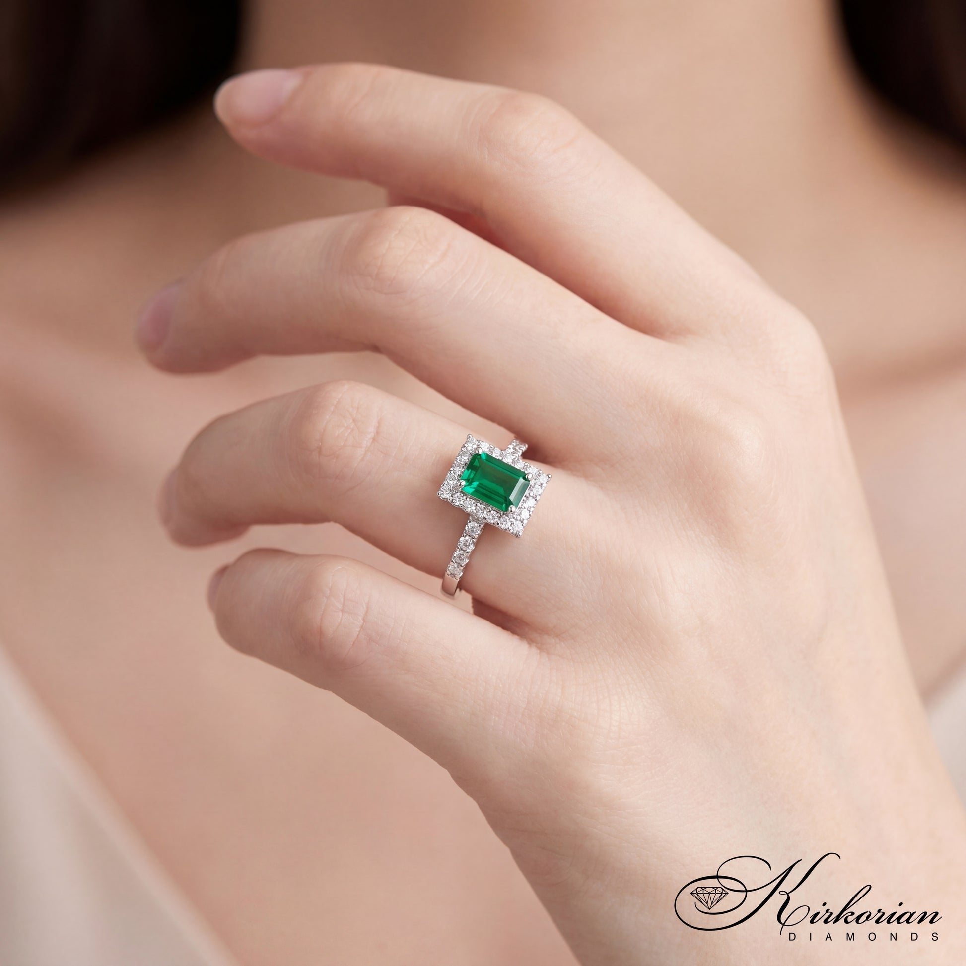 пръстен със зелен турмалин и диаманти на ръка