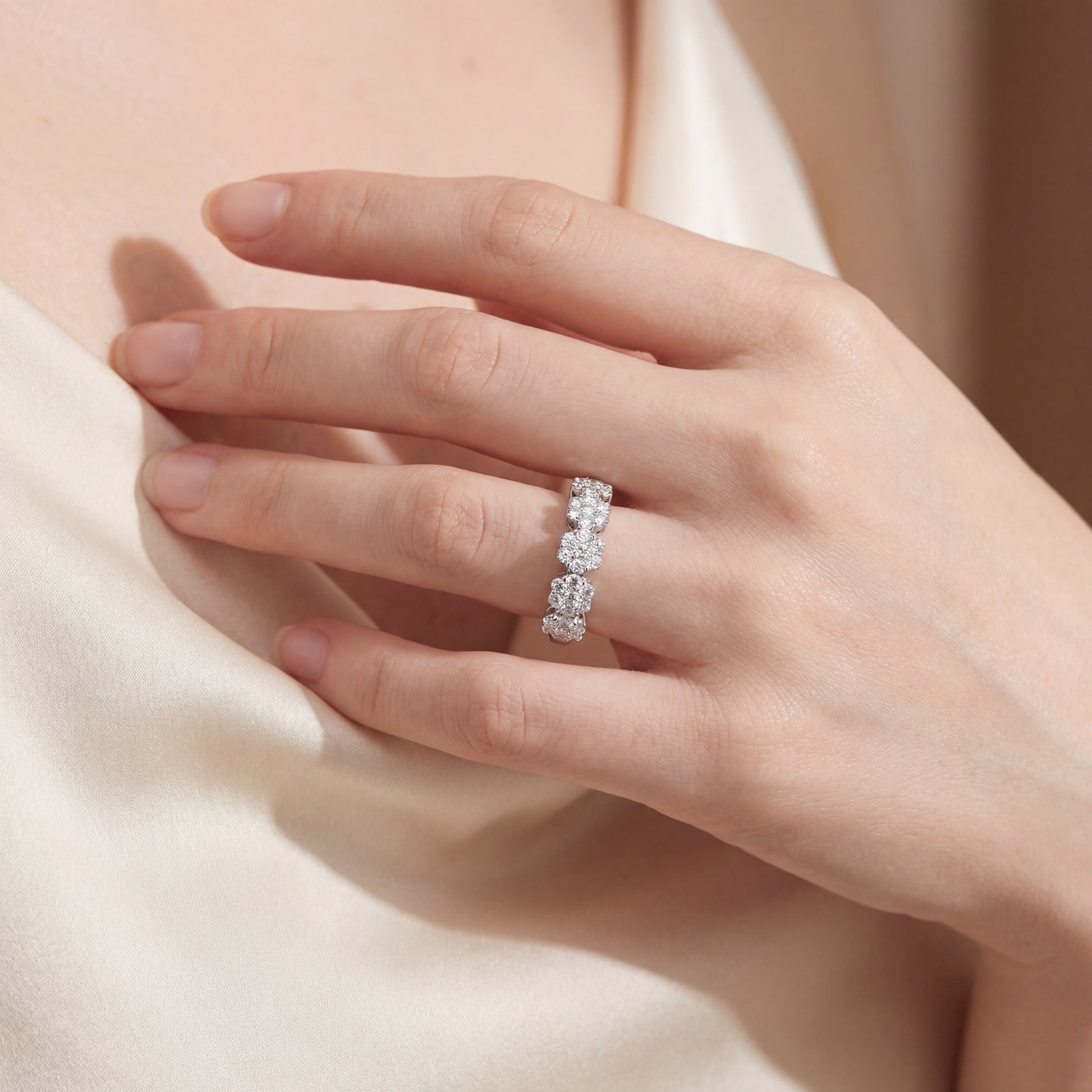 брачна халка с диаманти на ръка бяло злато 14к