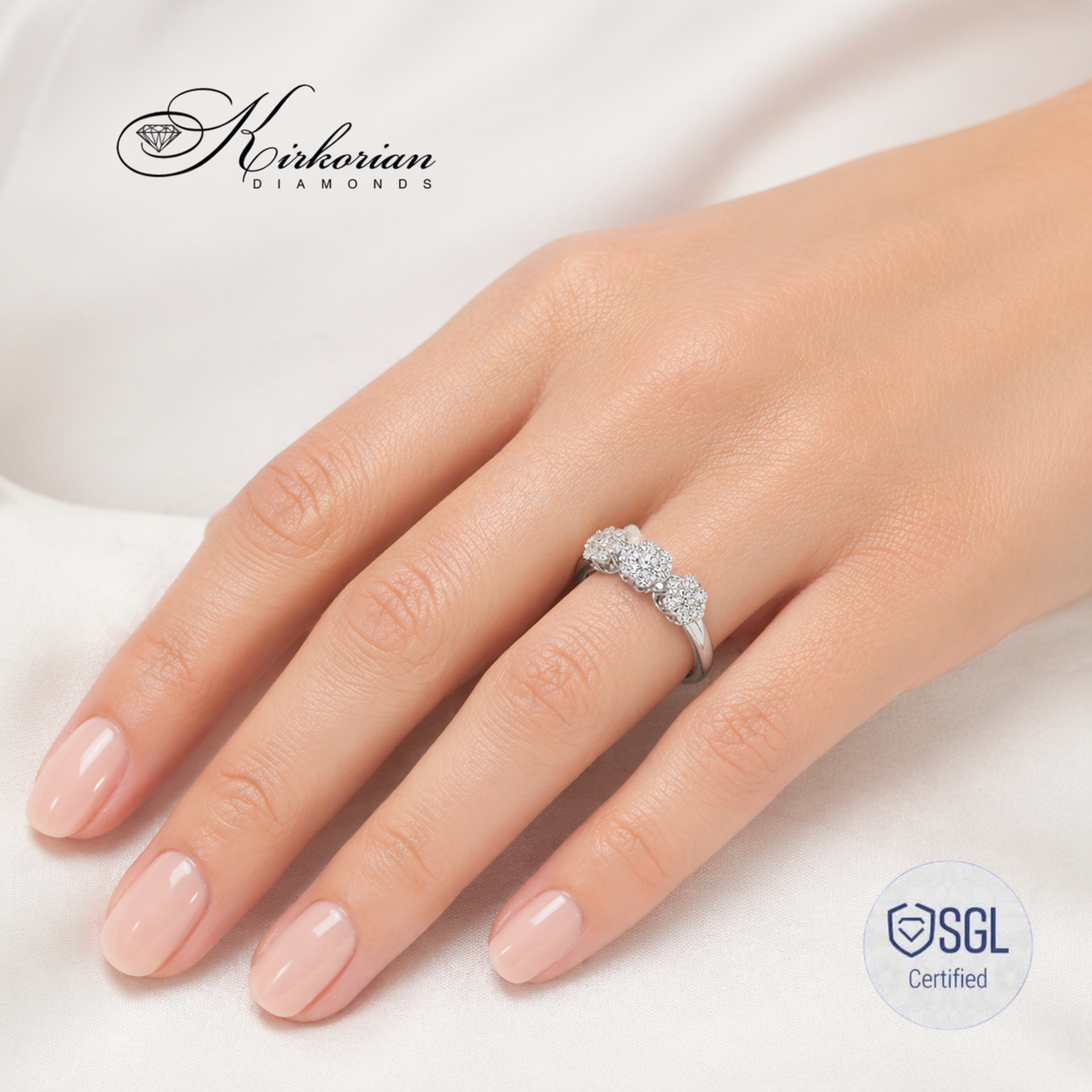 Луксозен дамски пръстен с диаманти върху ръка Kirkorian Diamonds LR5998