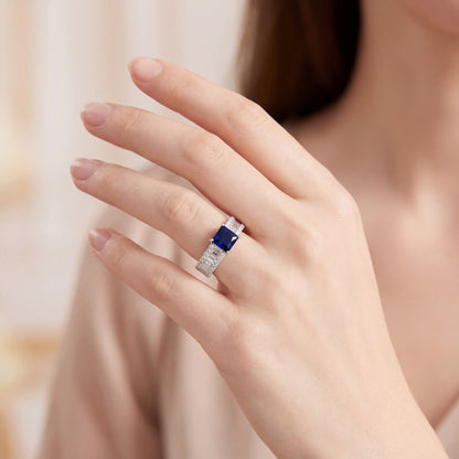 пръстен със сапфир и диаманти на ръка