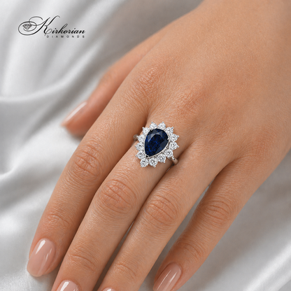 Луксозен sapphire ring върху ръка Kirkorian Diamonds