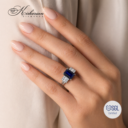 Луксозен sapphire ring върху ръка Kirkorian Diamonds
