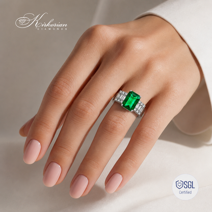 Луксозен пръстен със смарагд върху ръка Kirkorian Diamonds