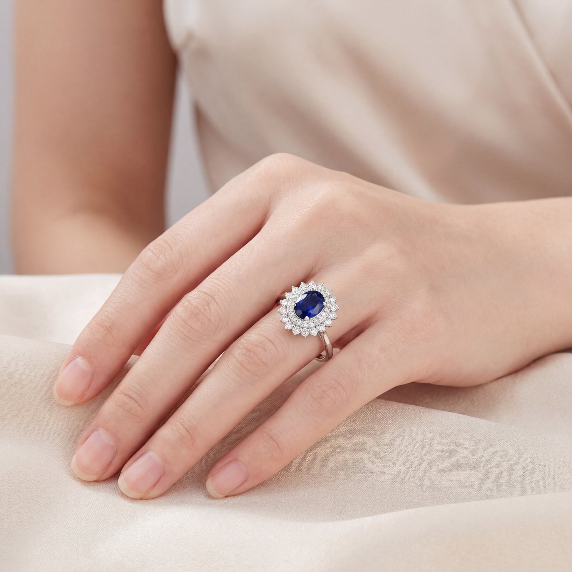 пръстен със сапфир и диаманти на ръка
