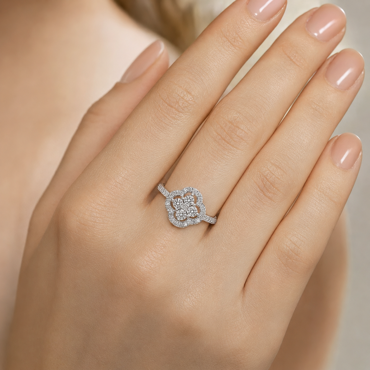 Годежен пръстен с диаманти 0.53 ct върху ръката на модел