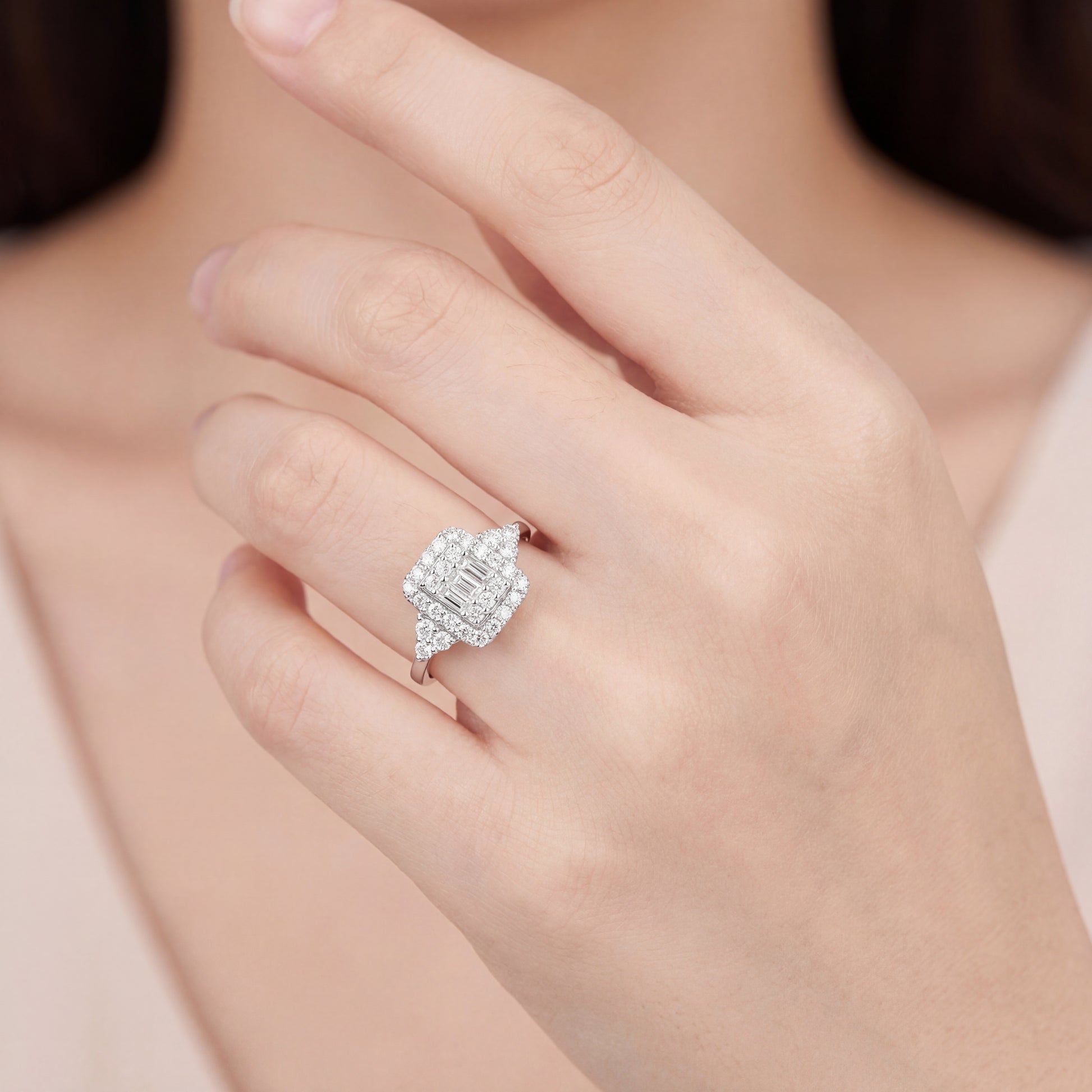 годежен пръстен с диаманти на ръка бяло злато 14к