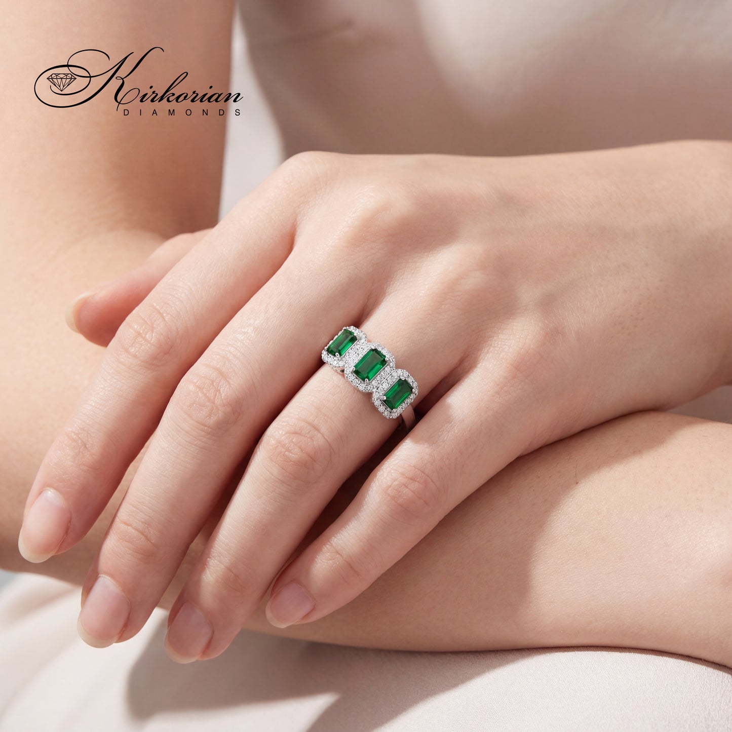 пръстен със зелен турмалин и диаманти на ръка