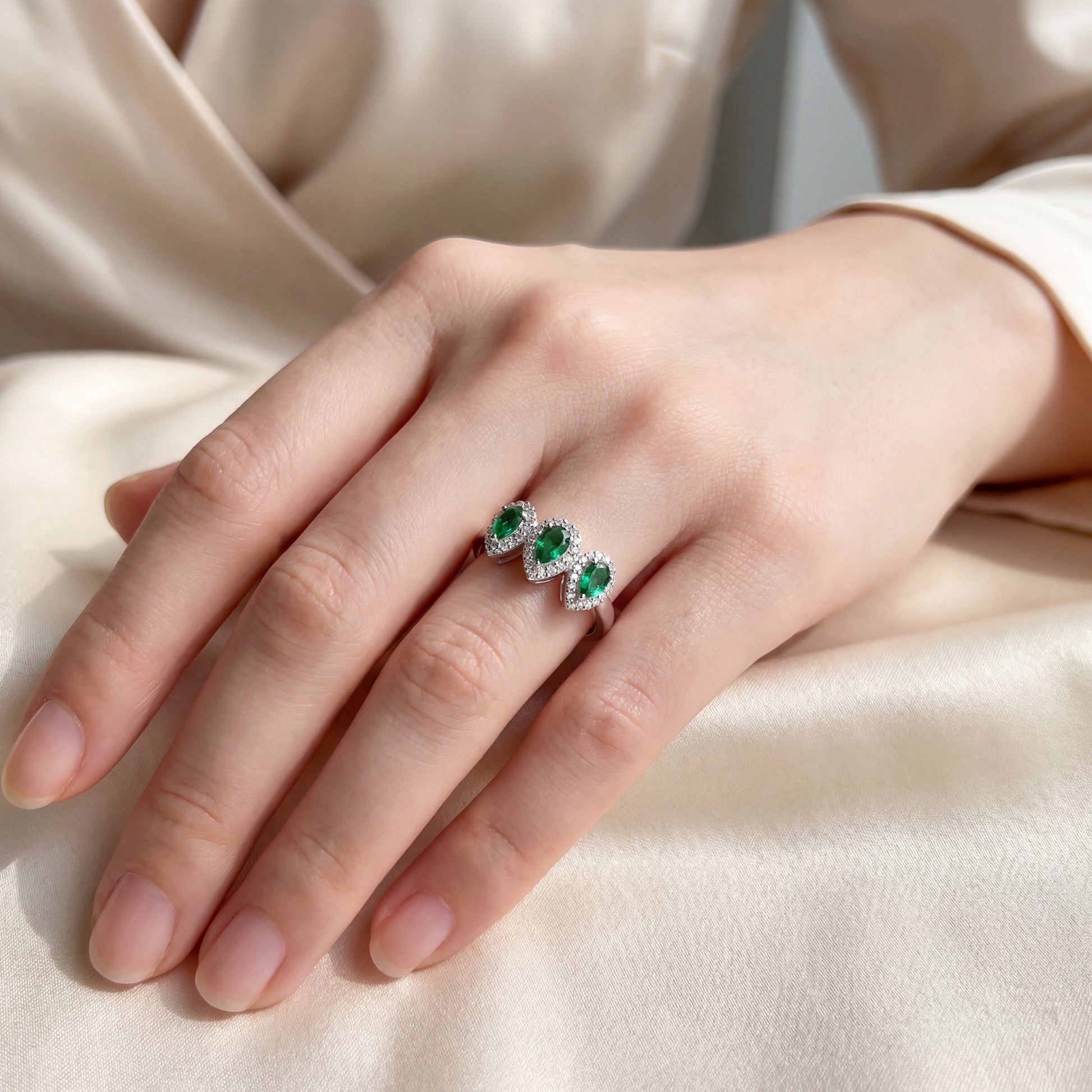 пръстен със зелен турмалин и диаманти на ръка