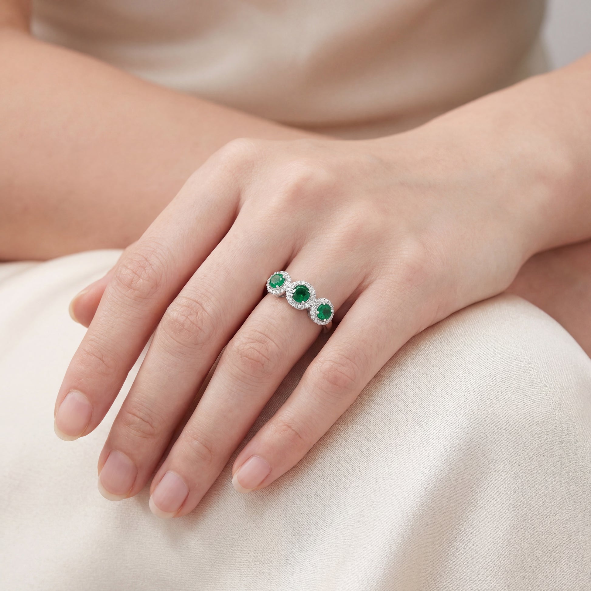 пръстен зелен турмалин и диаманти на ръка