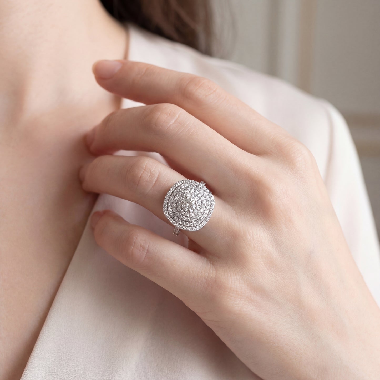 луксозен диамантен пръстен на ръка kirkorian diamonds