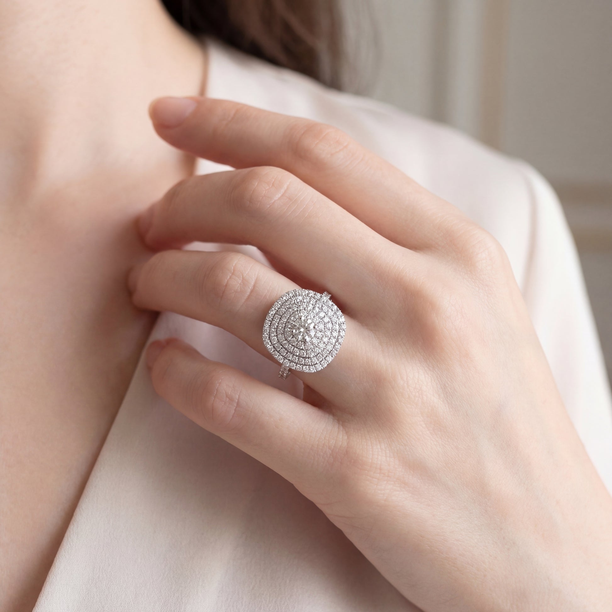 луксозен диамантен пръстен на ръка kirkorian diamonds