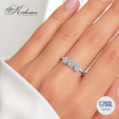 Луксозен дамски пръстен с диаманти върху ръка Kirkorian Diamonds LR6796