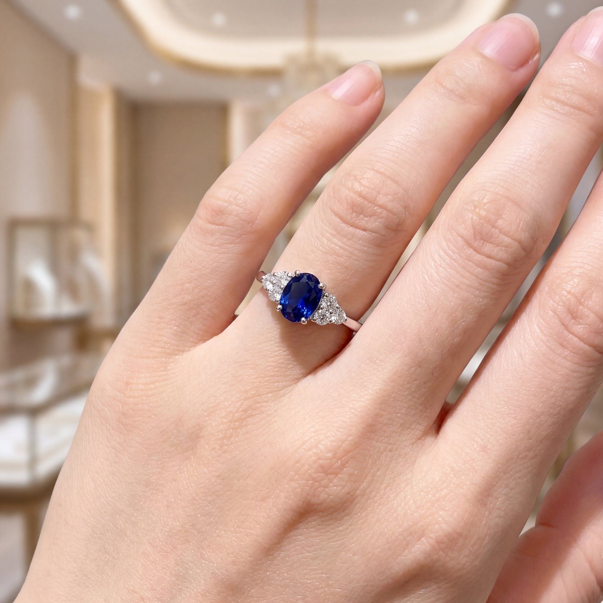 пръстен със сапфир и диаманти на ръка