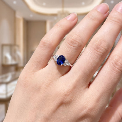 пръстен със сапфир и диаманти на ръка