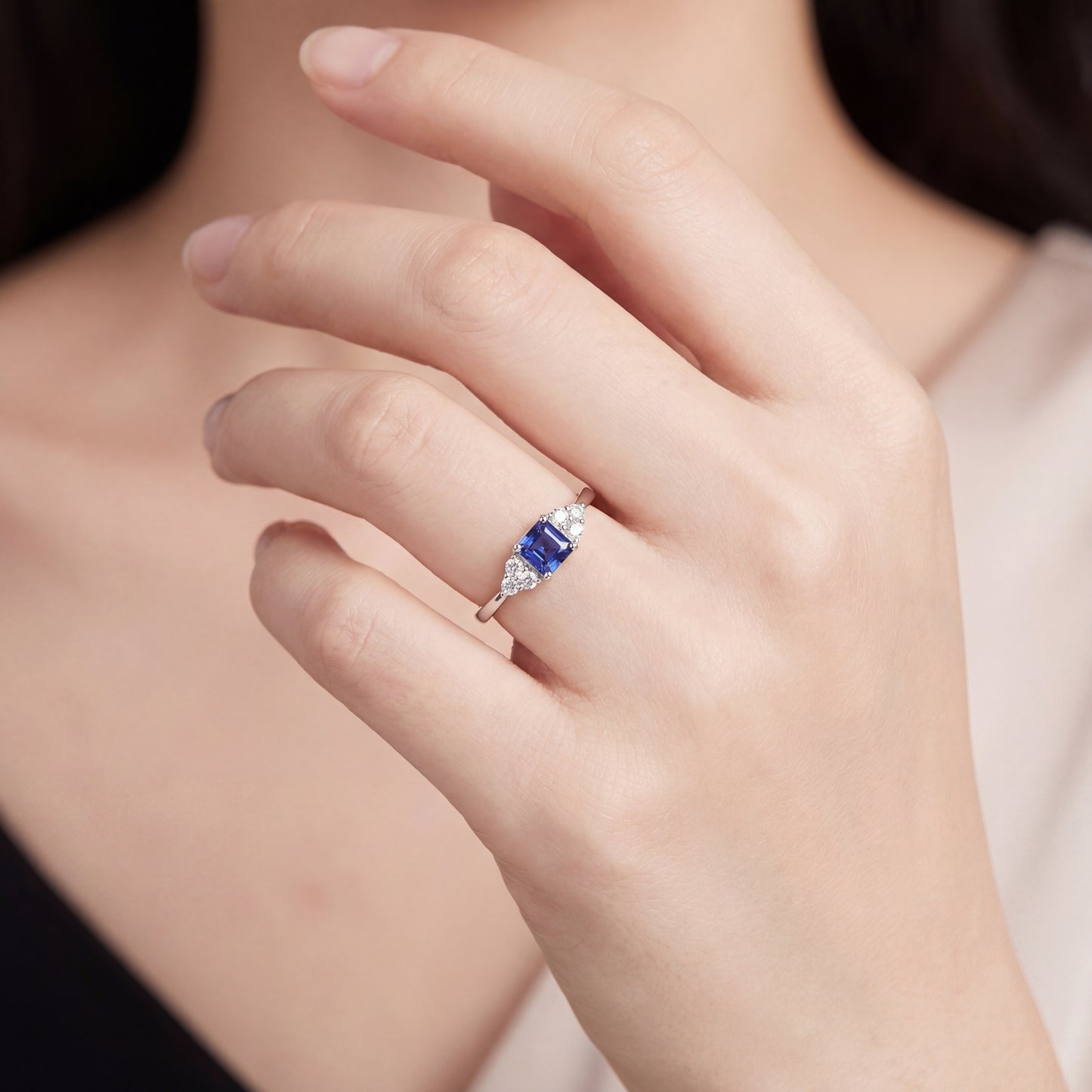 пръстен със сапфир и диаманти на ръка