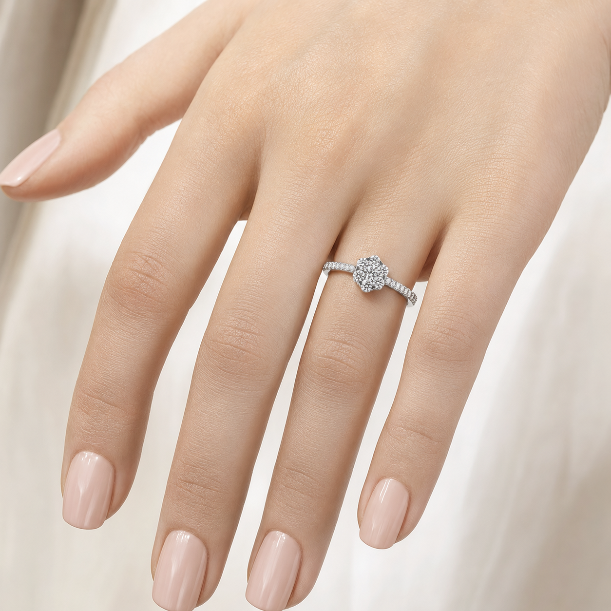 Годежен пръстен с диаманти 0.49 ct върху ръката на модел