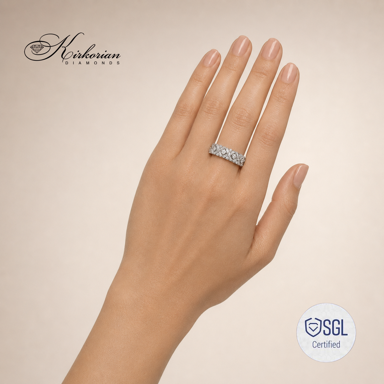 Широка диамантена халка 0.94 ct върху ръката на модел