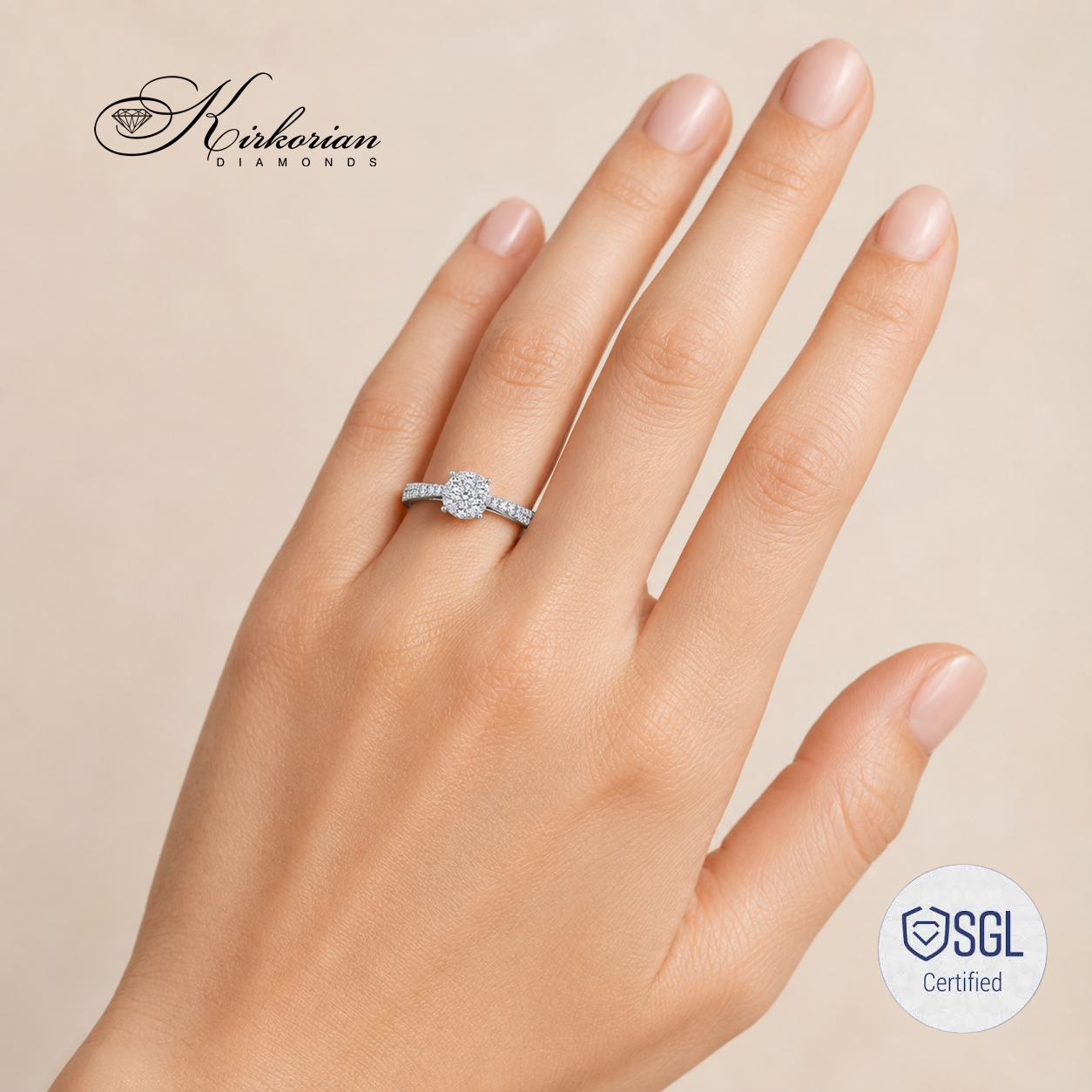 Годежен пръстен с естествени диаманти 0.37 ct върху ръката на модел
