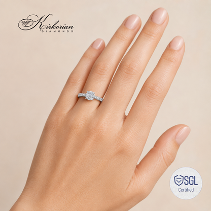 Годежен пръстен с естествени диаманти 0.37 ct върху ръката на модел