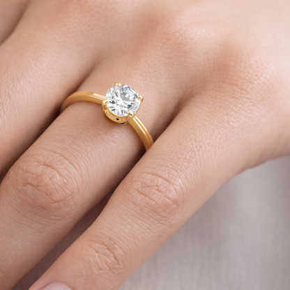 годежен пръстен с диамант на ръка