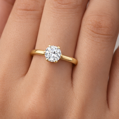 годежен пръстен с диамант на ръка