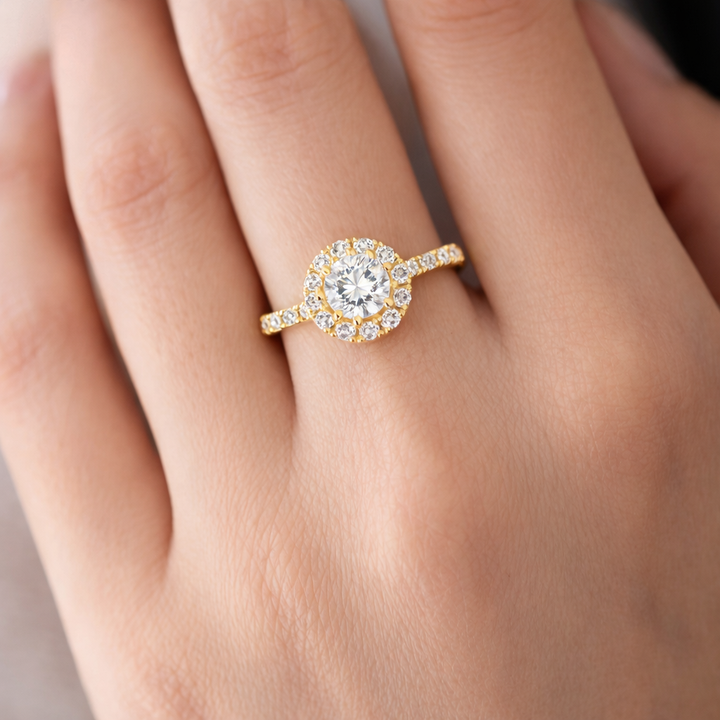 годежен пръстен на ръка жълто злато диамант