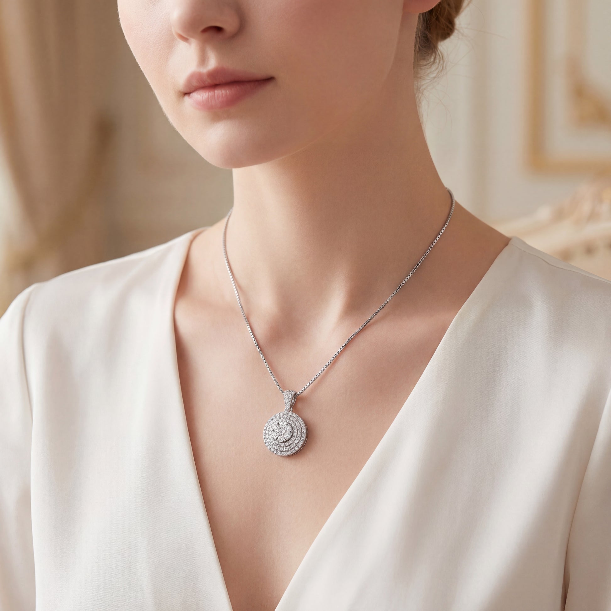 колие с диаманти 0.62 ct бяло злато 14к halo дизайн