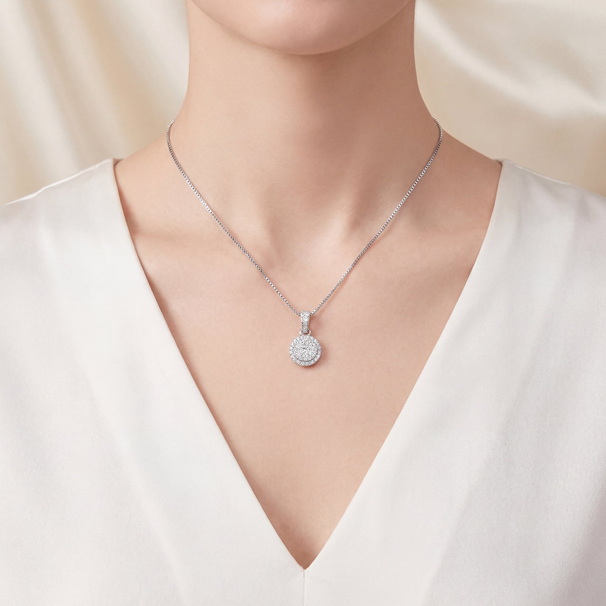 луксозна диамантена висулка halo дизайн бяло злато