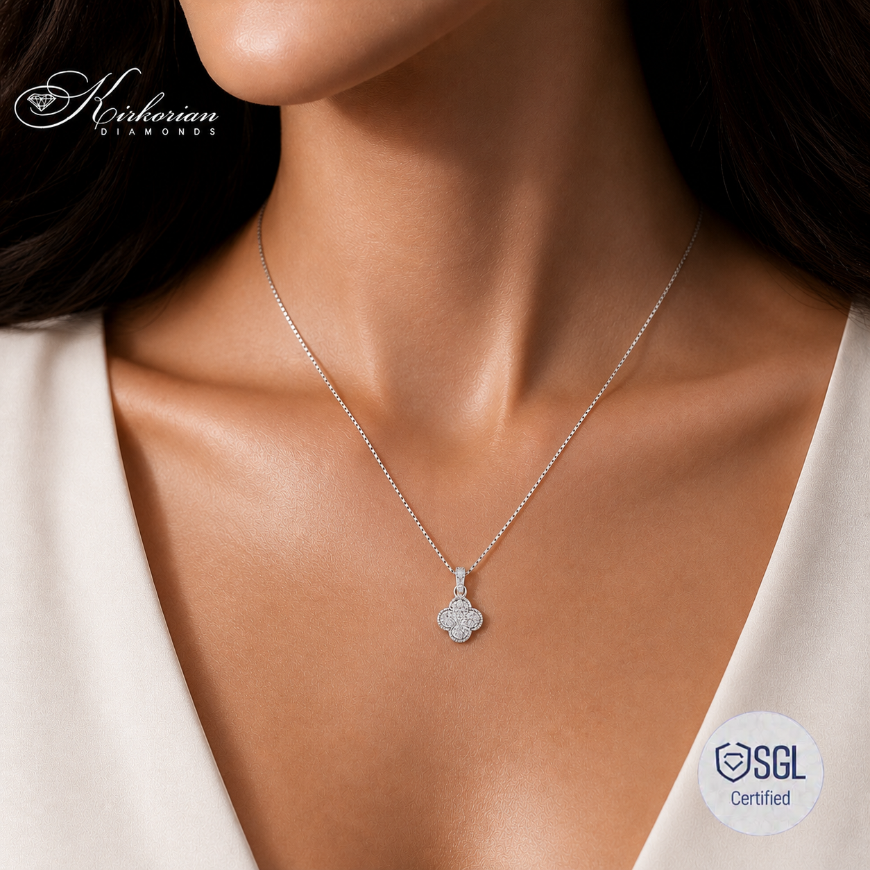 Diamond clover necklace от бяло злато върху модел