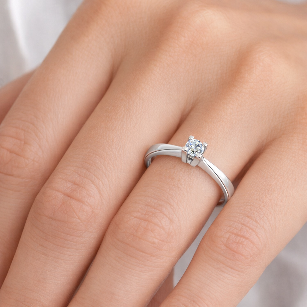 класически годежен пръстен с диамант 0.10 ct на ръка бяло злато 14K модел R1470