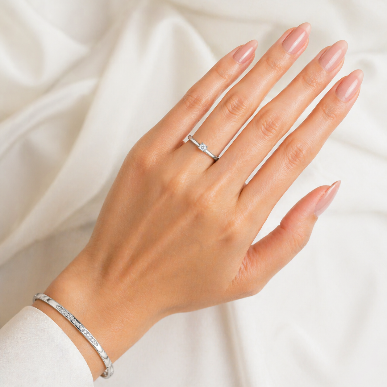 Годежен пръстен от бяло злато 14К с диаманти 0.25 ct RB22 върху ръка естествен блясък и елегантна визия