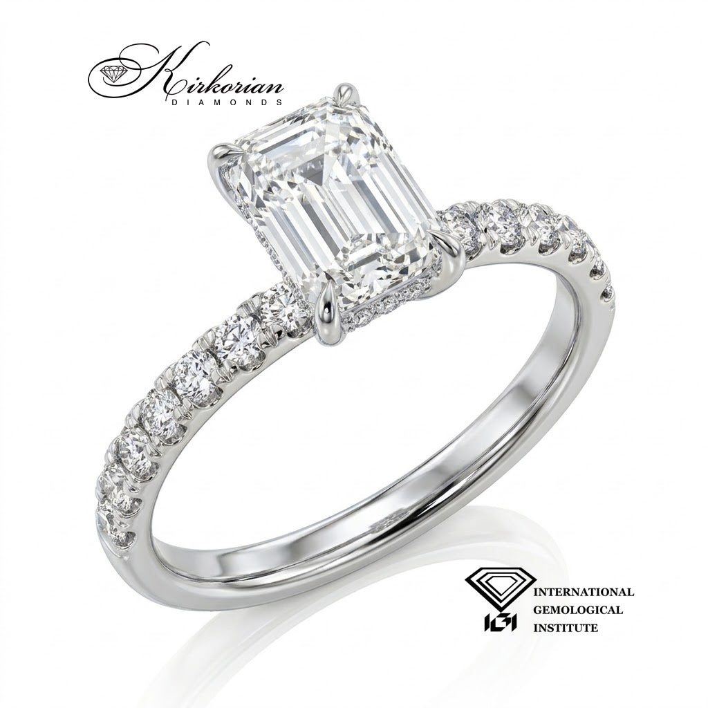 Годежен пръстен от бяло злато с Emerald Cut диамант – изглед от три четвърти
