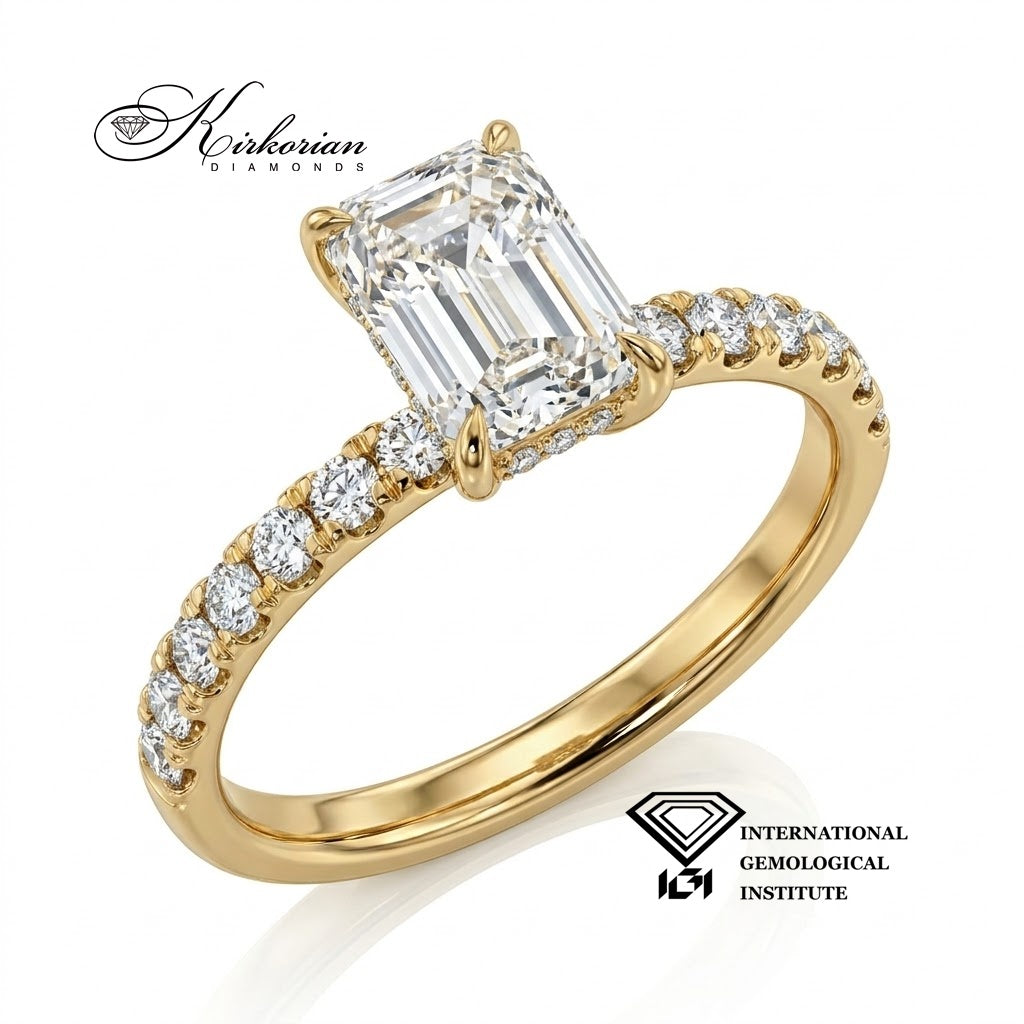 Годежен пръстен от жълто злато с Emerald Cut диамант – изглед от три четвърти