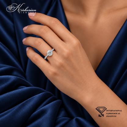 Годежен пръстен от бяло злато с Lab Grown диамант 1,17 ct, показан на ръка