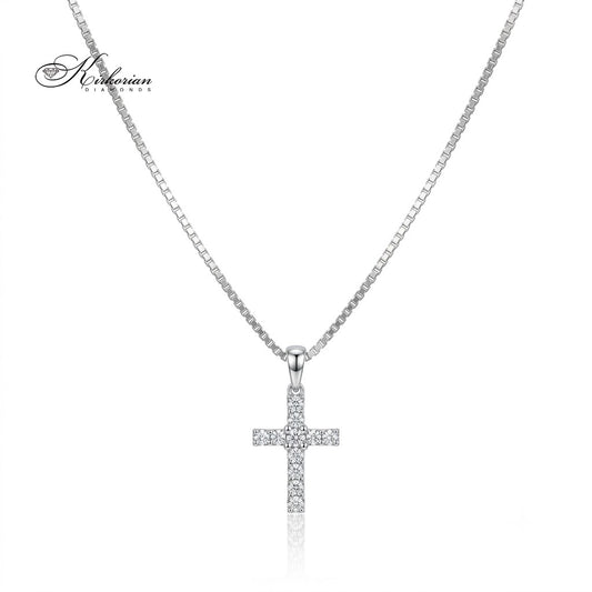 Елегантно дамско колие с кръст Kirkorian Diamonds, изработено от 14К бяло злато и инкрустирано с бляскави диаманти 0.21 ct, представено на нежна верижка върху чист бял фон.