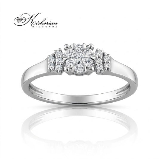 Преден изглед на годежен пръстен от бяло злато RN15 с диаманти 0.18 ct. Класически модел с централен флорален мотив и допълнителни инкрустации по халката.